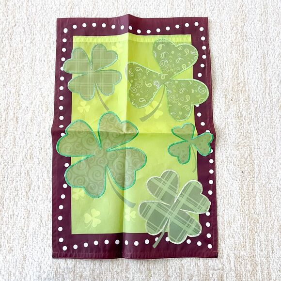 Small Garden Flag St Patricks Day Four Leaf Clover Green Lawn 18x12 Vintage - Picture 1 of 4
